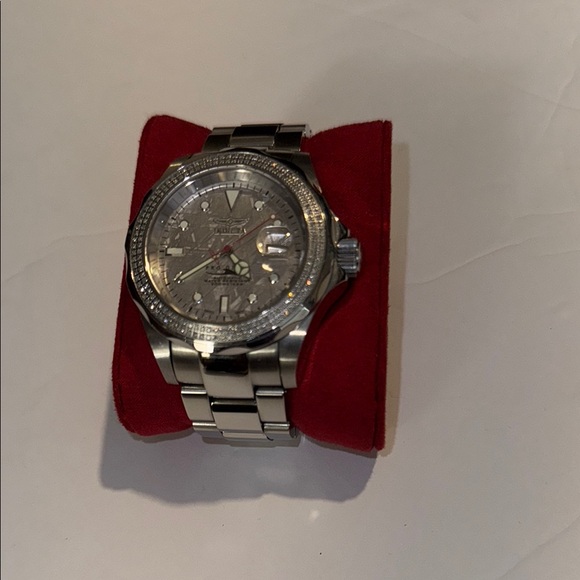 Invicta diamond diver Watch - Picture 3 of 9